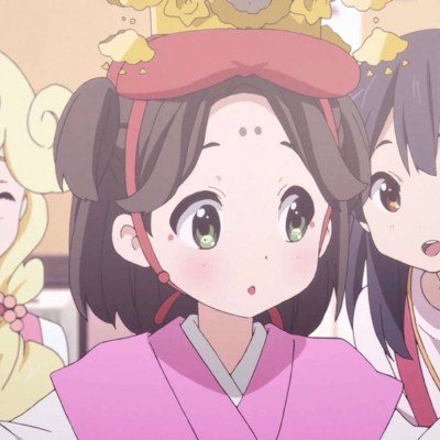 印度男子头插砍刀淡定玩手机